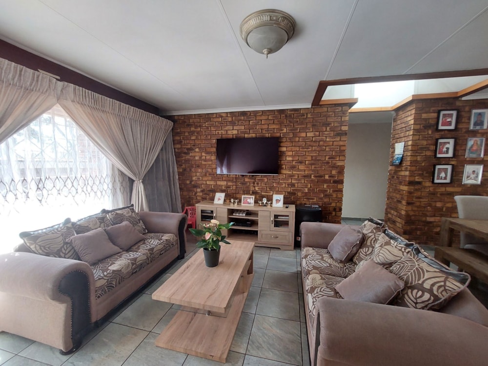 Townhouse for sale in Die Hoewes - CN1711466