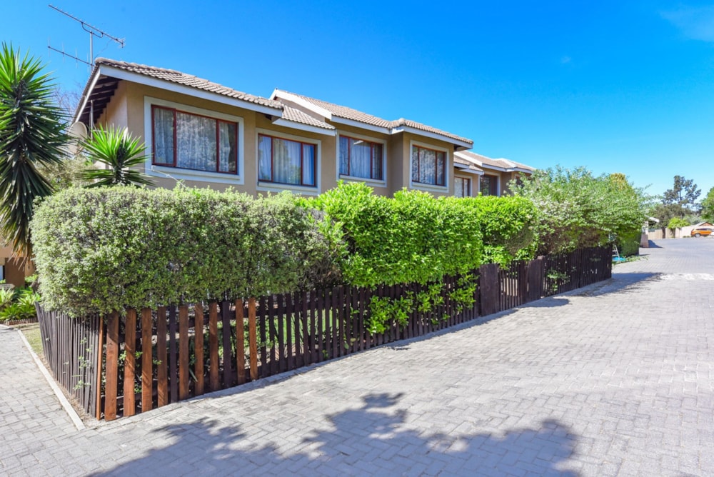 Townhouse for sale in Paulshof - FW1716850 Townhouse for sale in Paulshof - FW1716850