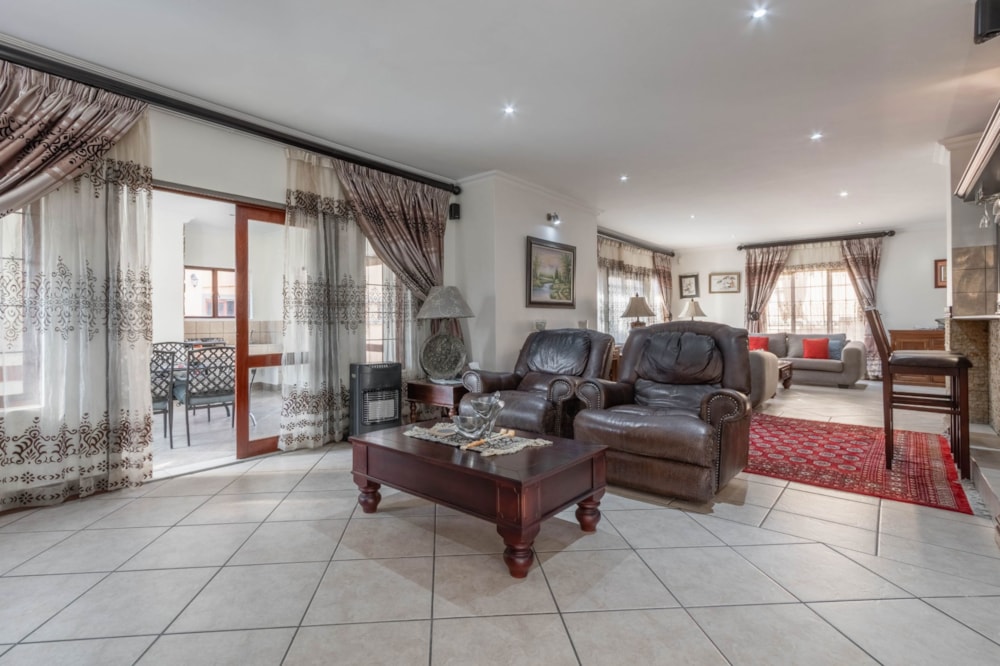 Double-storey cluster for sale in Hughes - BOK1713555