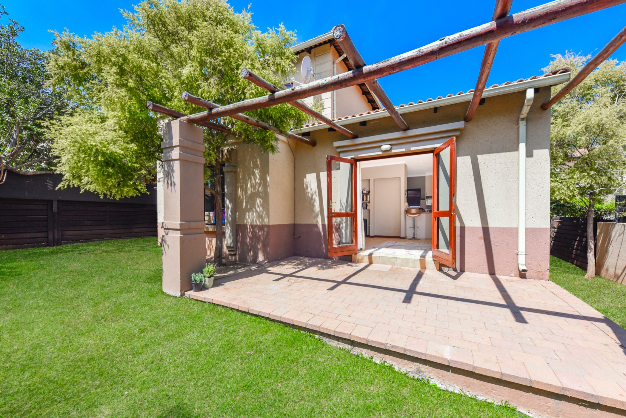 Townhouse for sale in Douglasdale - FW1715173