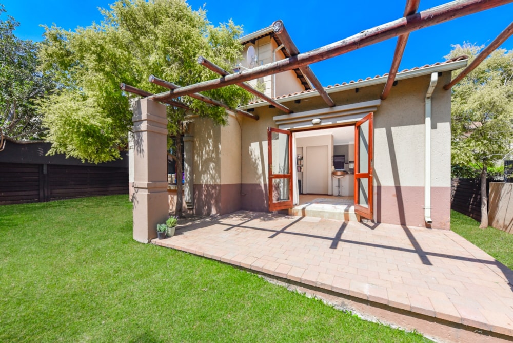 Townhouse for sale in Douglasdale - FW1715173