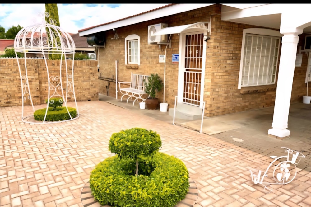 House for sale in Hillcrest, Kimberley - 1KJ1713980 House for sale in Hillcrest, Kimberley - 1KJ1713980