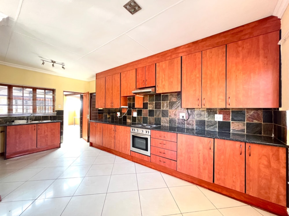 Townhouse for sale in Bendor Park - 1PS1714442 Townhouse for sale in Bendor Park - 1PS1714442