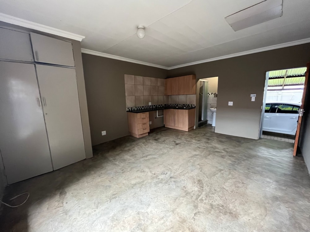 Bachelor apartment to rent in Oos Einde, Rustenburg - 1RU1515024