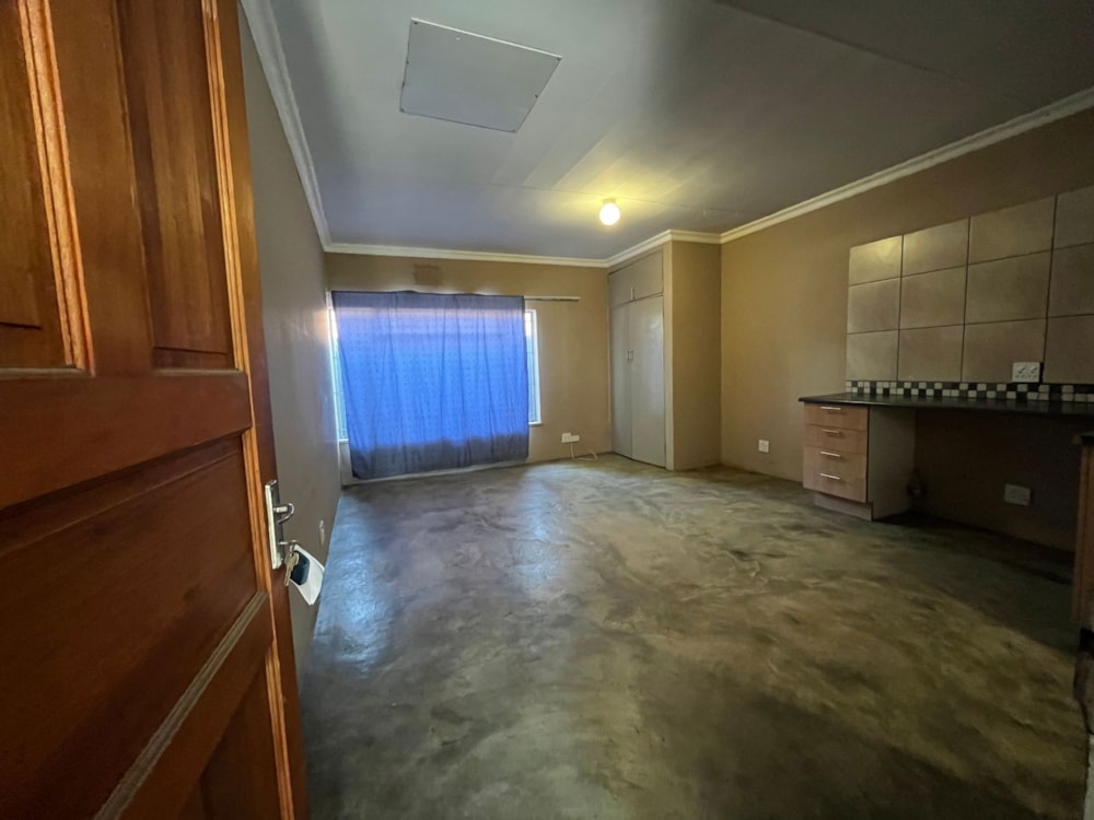 Bachelor apartment to rent in Oos Einde, Rustenburg - 1RU1515024