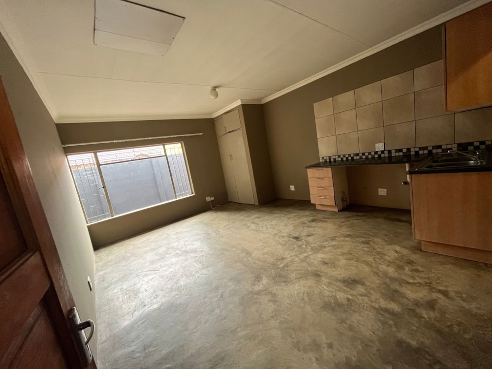 Bachelor apartment to rent in Oos Einde, Rustenburg - 1RU1515024