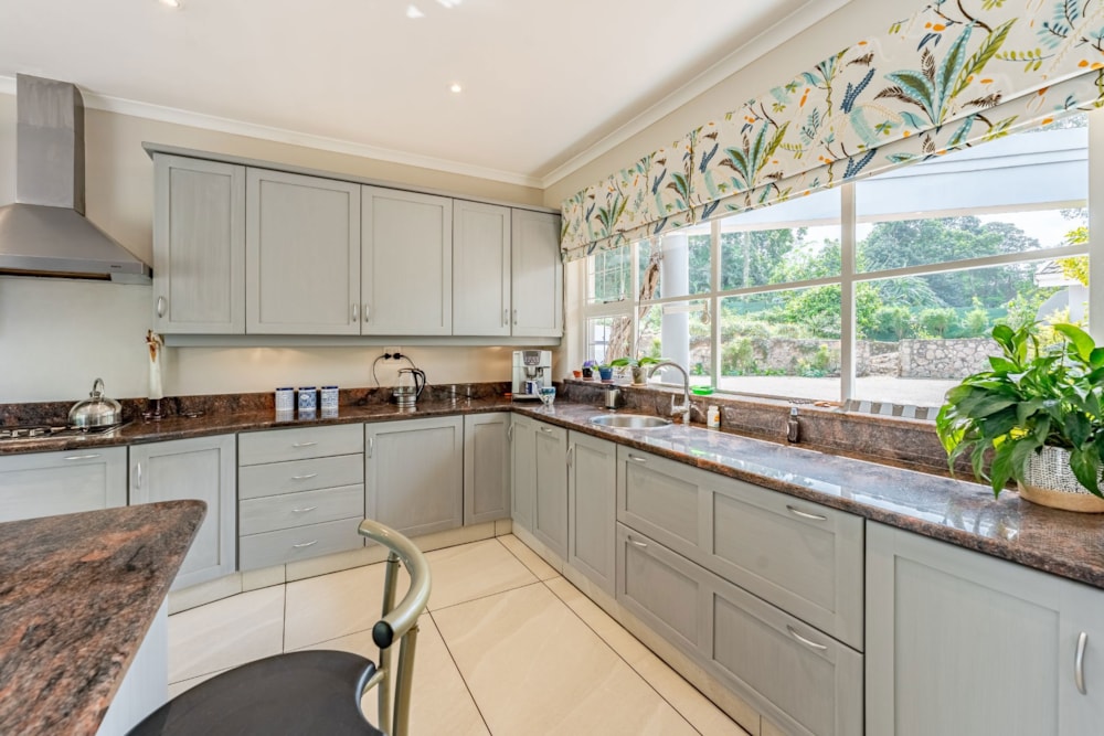 Double-storey house for sale in Kloof - 1KF1705325 Double-storey house for sale in Kloof - 1KF1705325