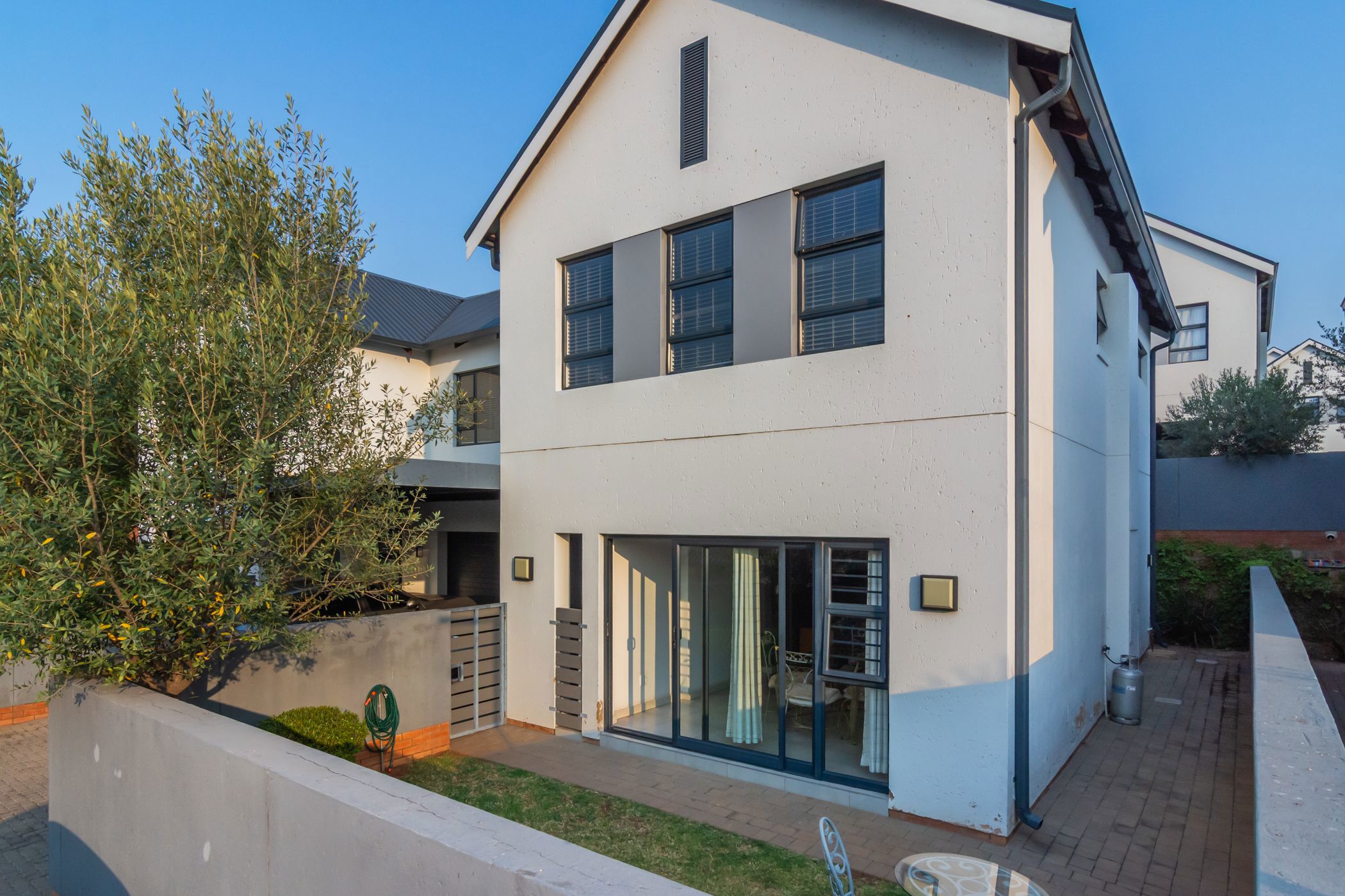 Security complex home for sale in Pinehaven - 1KR1714677