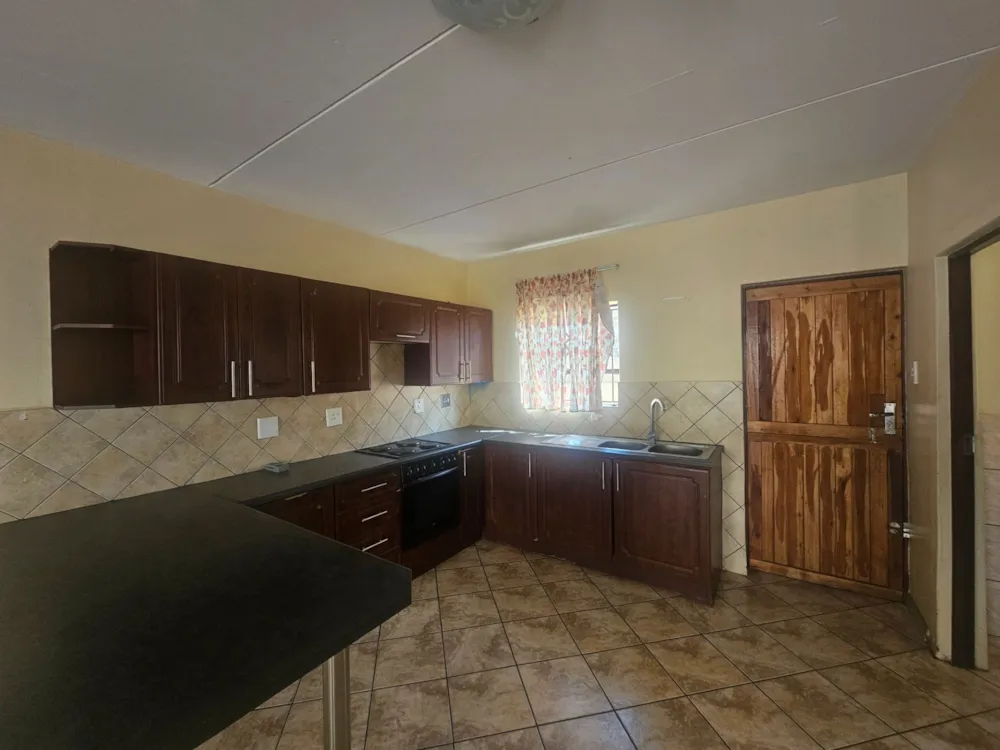 Townhouse let in Polokwane Central - 1PS1720349
