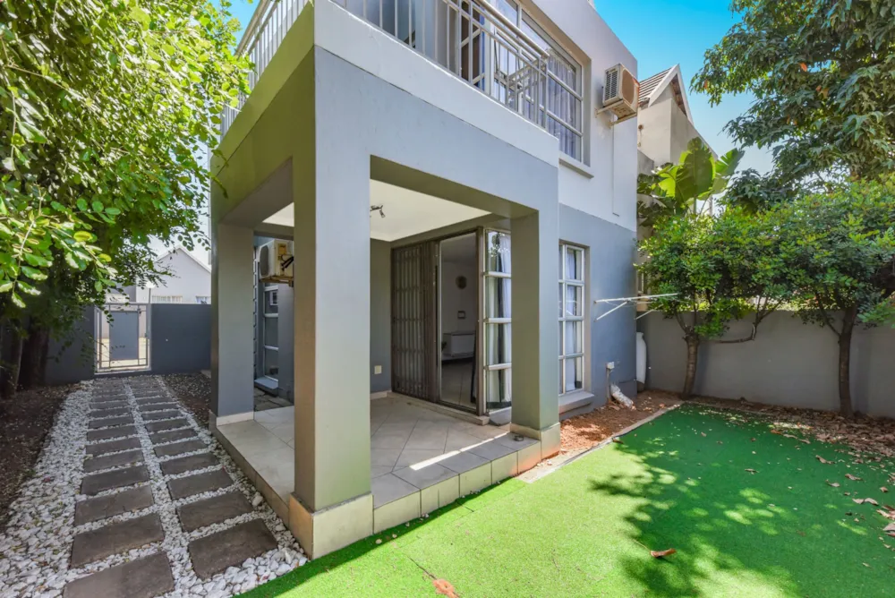 Townhouse sold in North Riding - FW1715357
