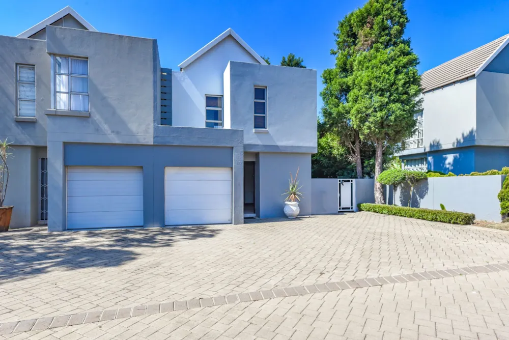 Townhouse sold in North Riding - FW1715357