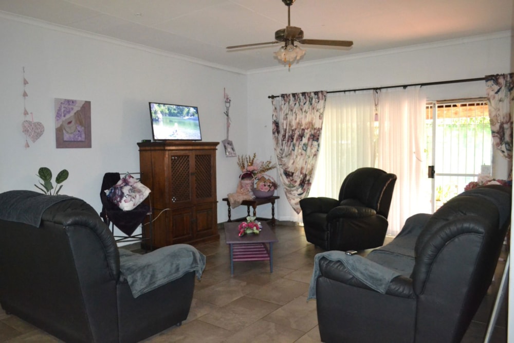 House for sale in Mookgopong (Naboomspruit) - 1MDM1645342