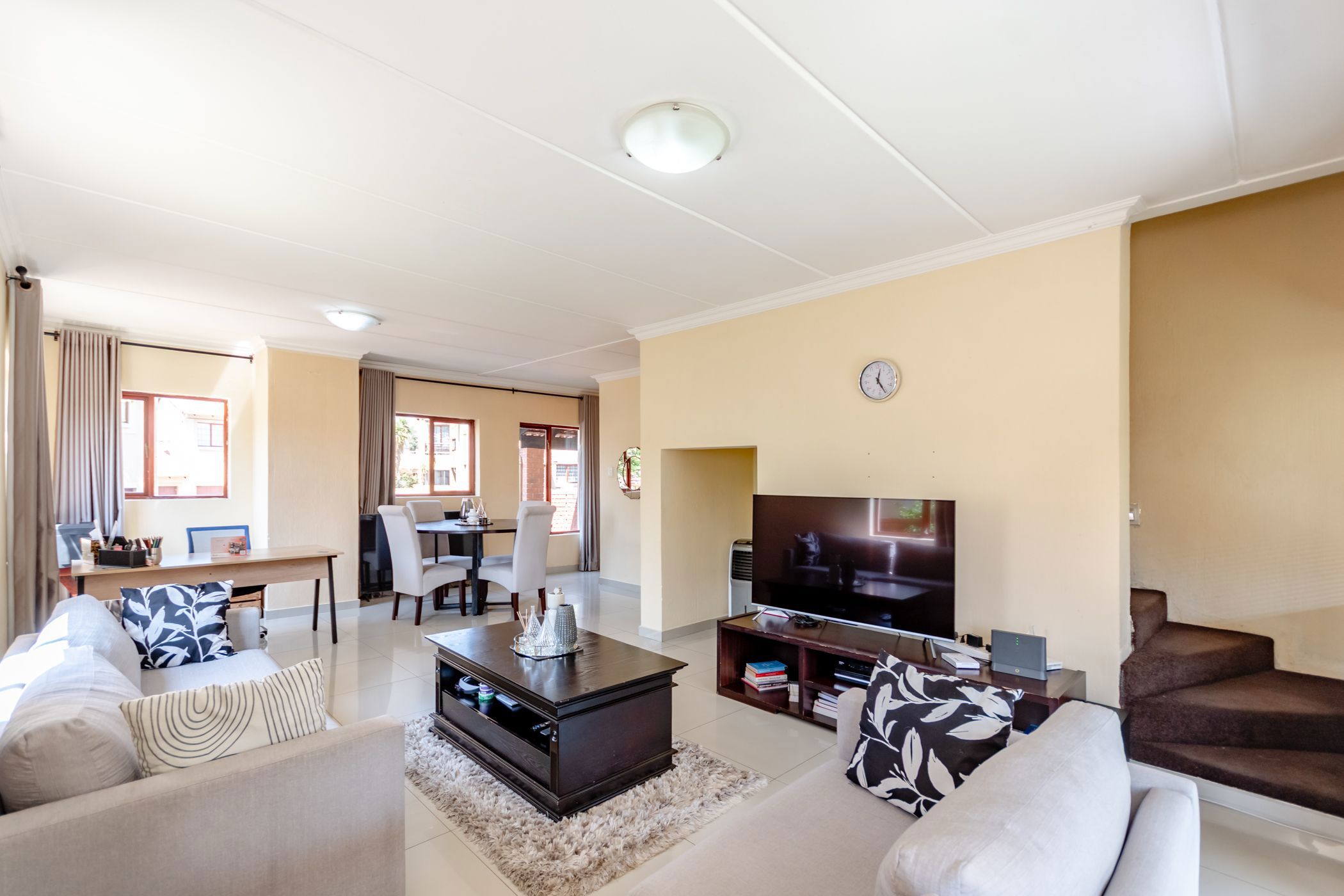 Security complex home for sale in Willowbrook - RAN1714549