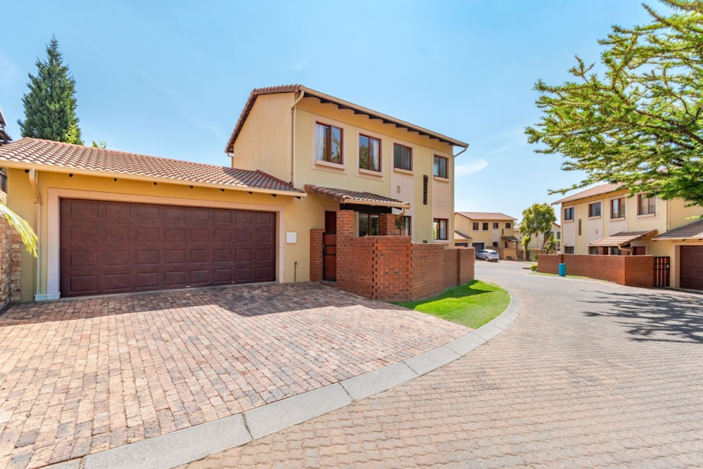 Security complex home for sale in Willowbrook - RAN1714549