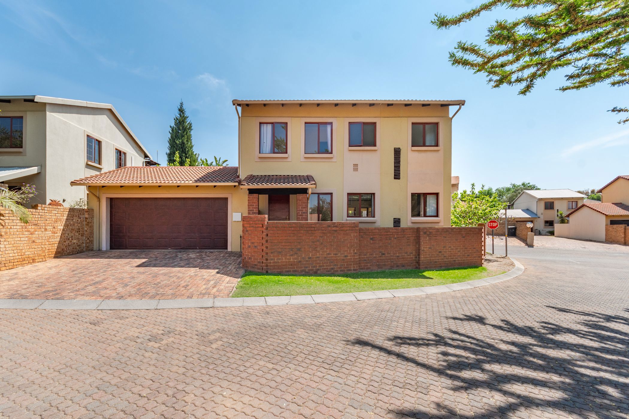 Security complex home for sale in Willowbrook - RAN1714549