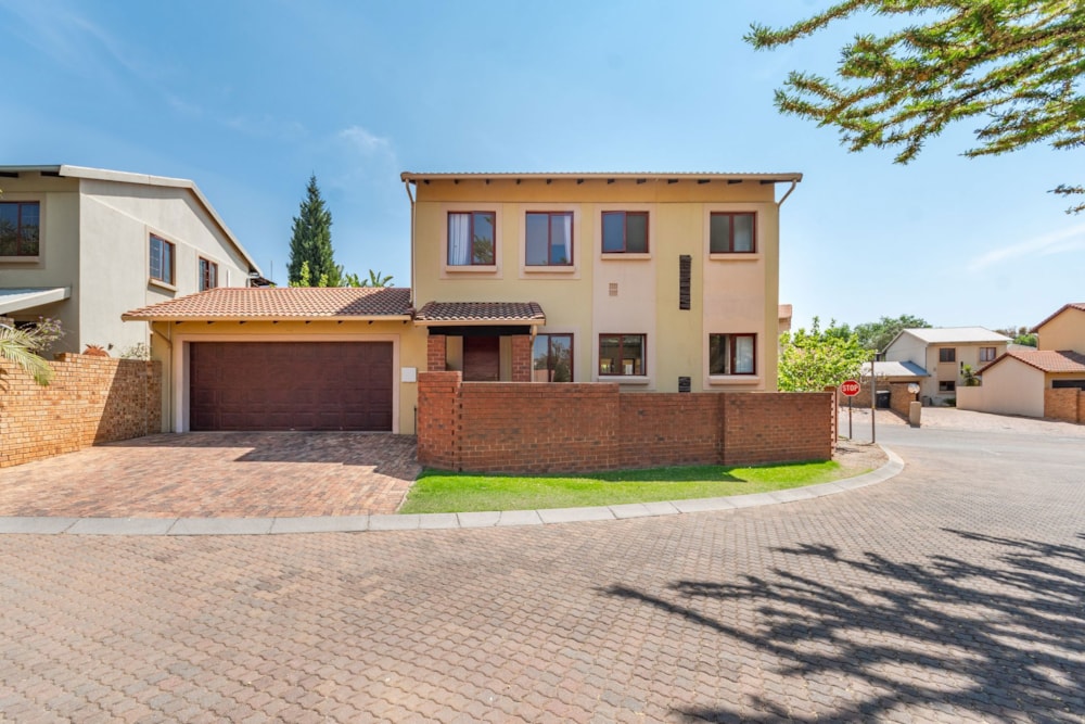 Security complex home for sale in Willowbrook - RAN1714549