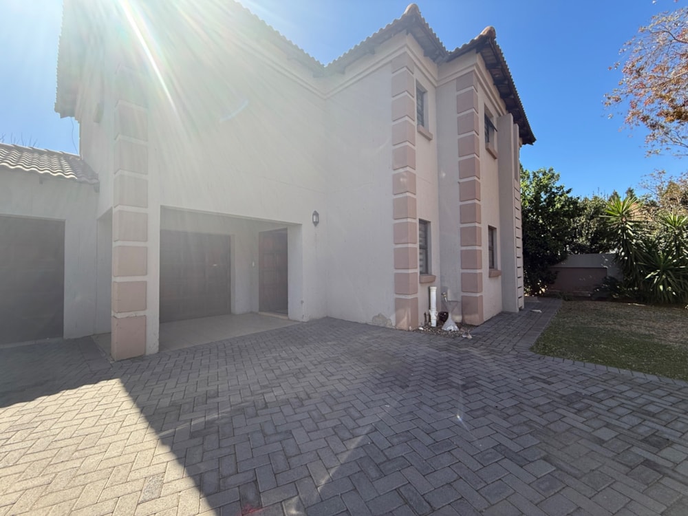 Double-storey house for sale in Vanderbijlpark SE 8 - 1VT1714840 Double-storey house for sale in Vanderbijlpark SE 8 - 1VT1714840