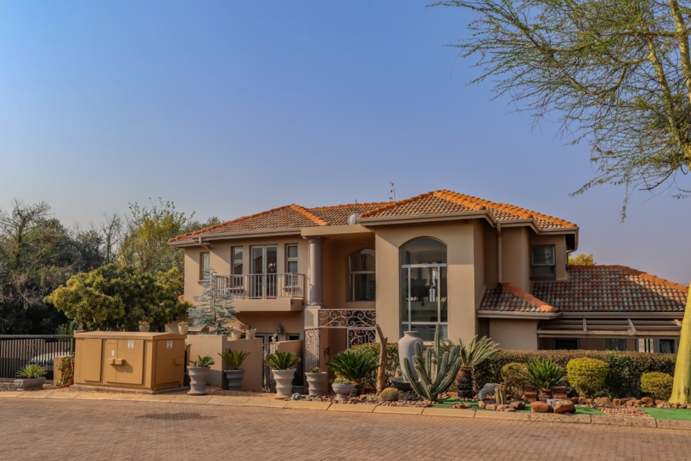 Security estate home for sale in Magalies Golf Estate - 1HR1713302