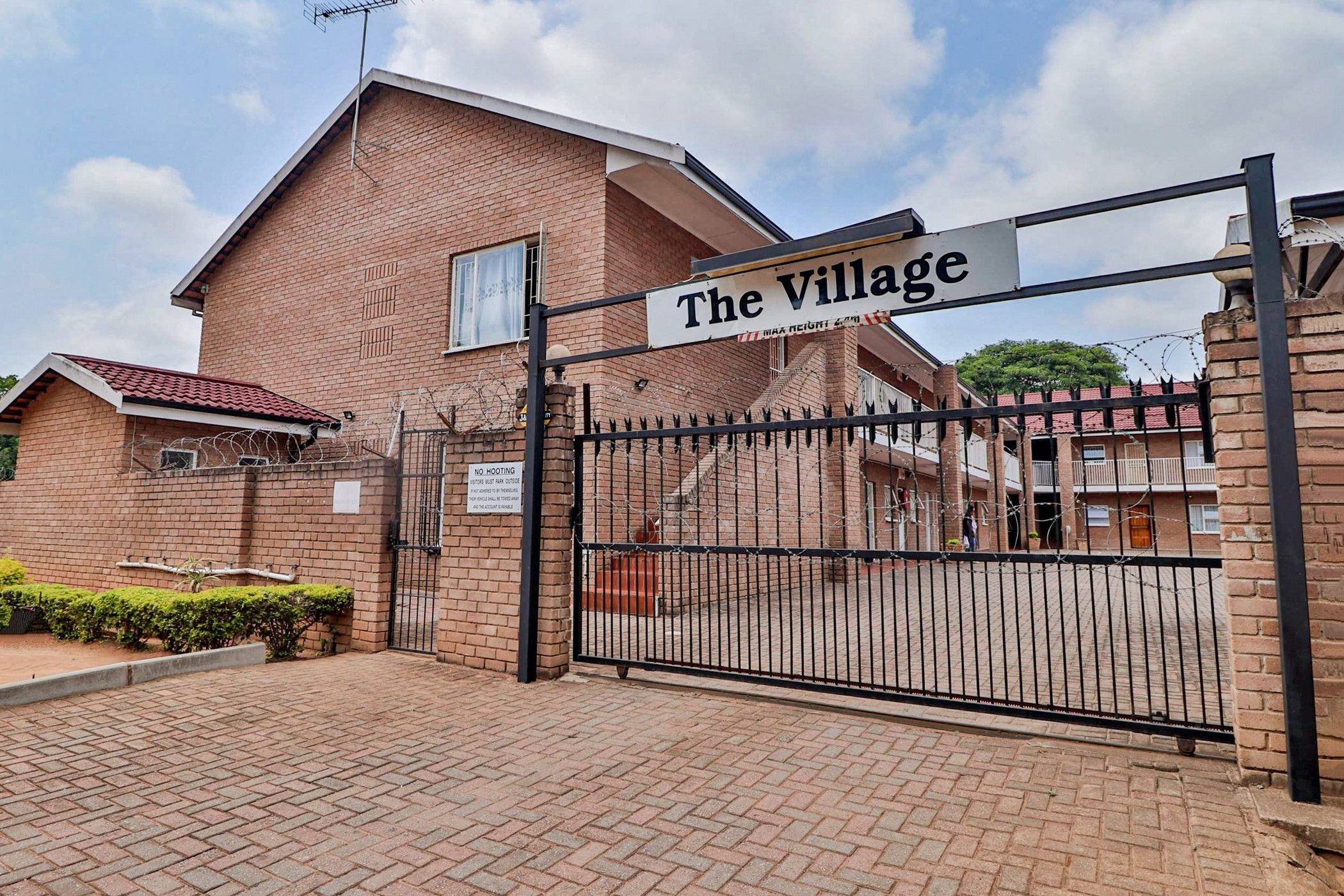 Bachelor apartment for sale in White River Ext 3 - 1WR1714206