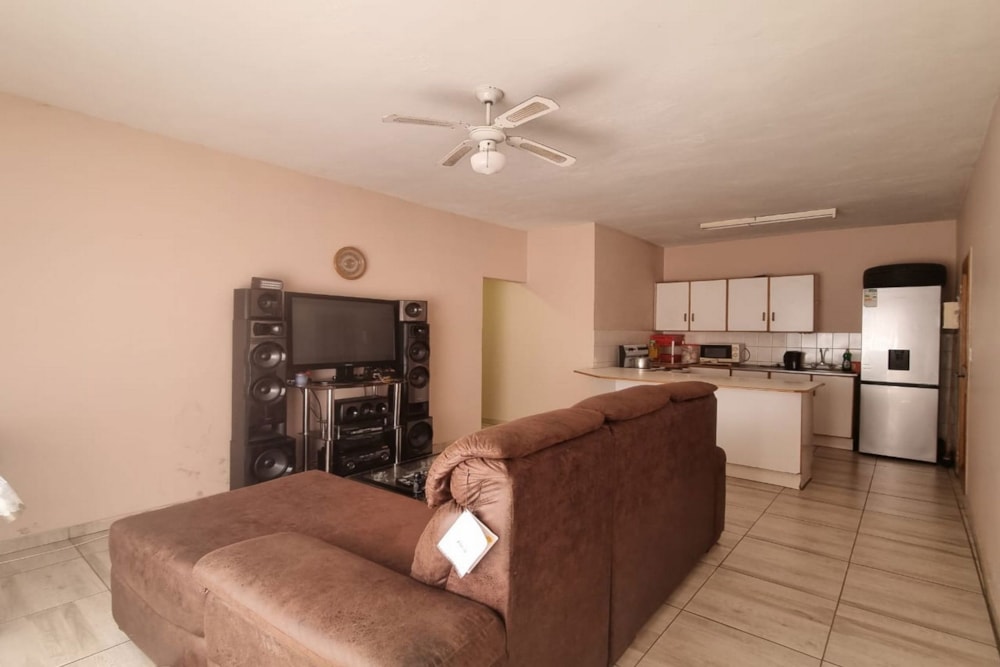 Bachelor apartment for sale in White River Ext 3 - 1WR1714206