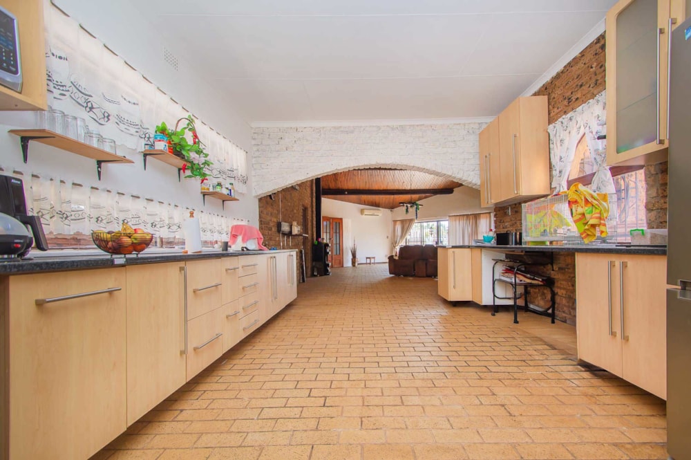 House for sale in Greenhills - 1KR1715047 House for sale in Greenhills - 1KR1715047