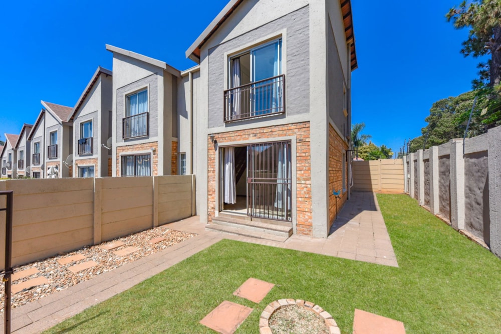 Townhouse for sale in North Riding - FW1715154