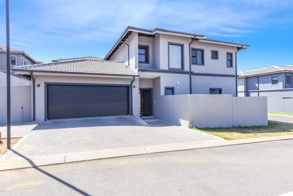 Double-storey house for sale in Olivedale - FW1715555 Double-storey house for sale in Olivedale - FW1715555