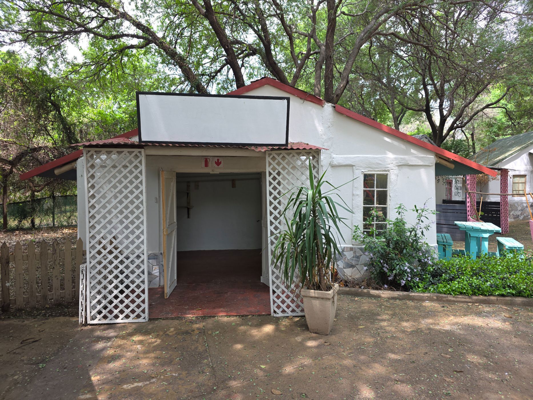 Commercial retail property to rent in Hartbeespoort - 1HR1716444