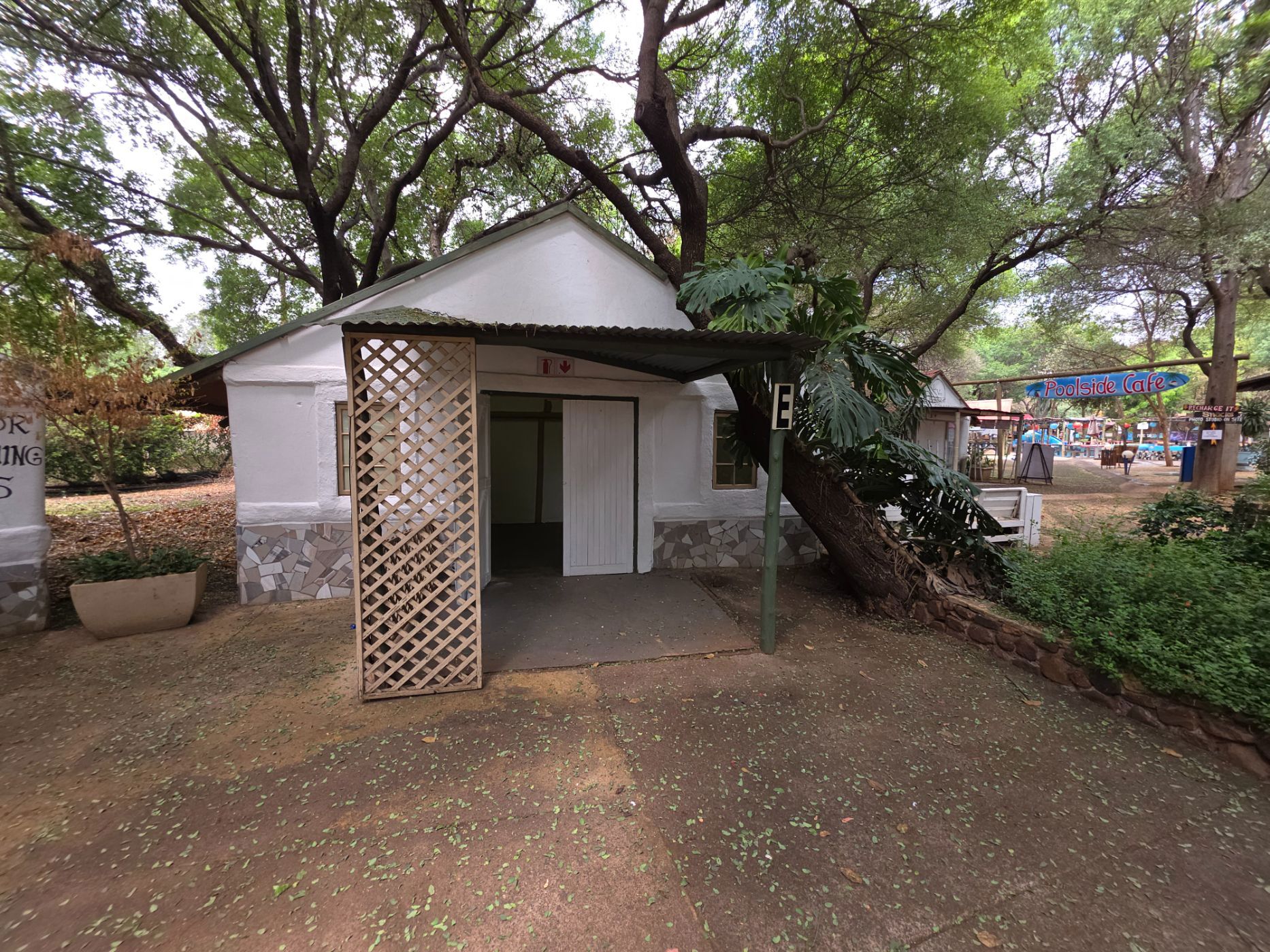 Commercial retail property to rent in Hartbeespoort - 1HR1716445