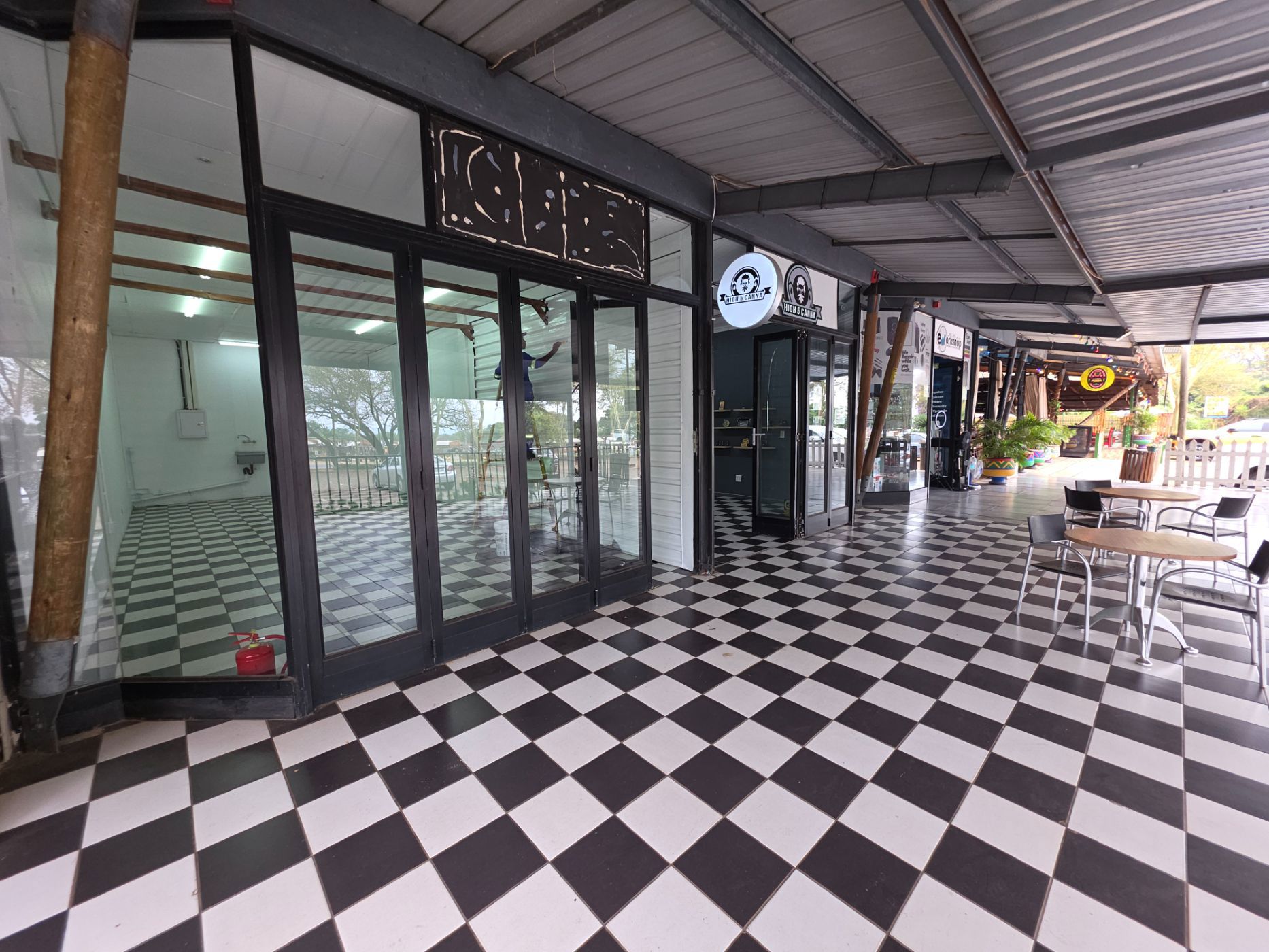 Commercial retail property to rent in Hartbeespoort - 1HR1716446