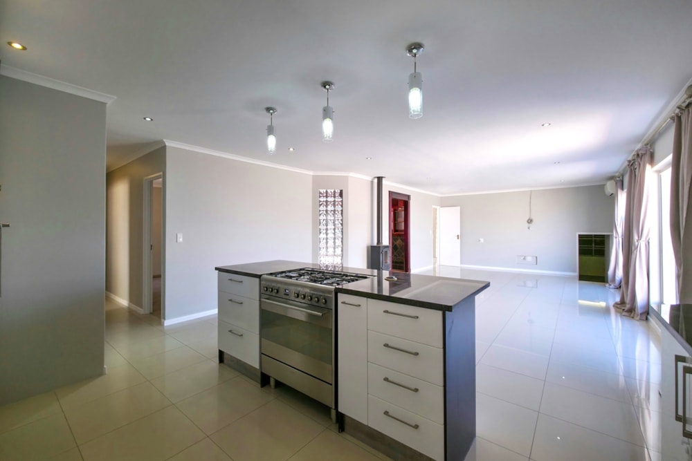House let in West Beach, Blouberg - 1TV1712248