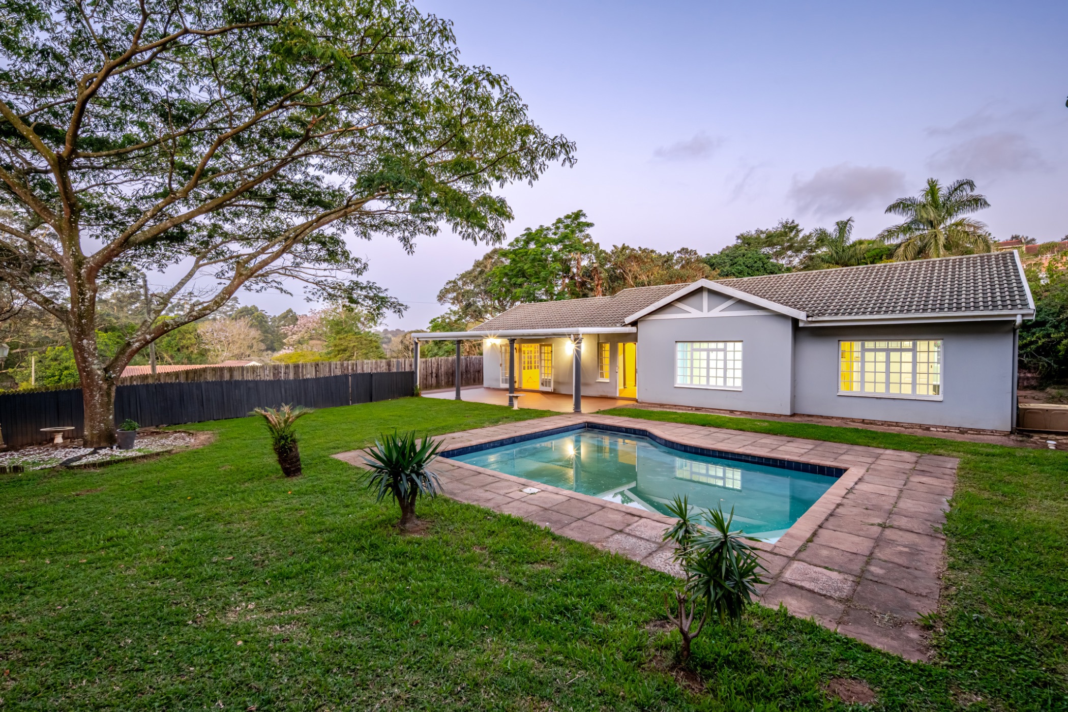 House for sale in Crestholme - 1KF1672126