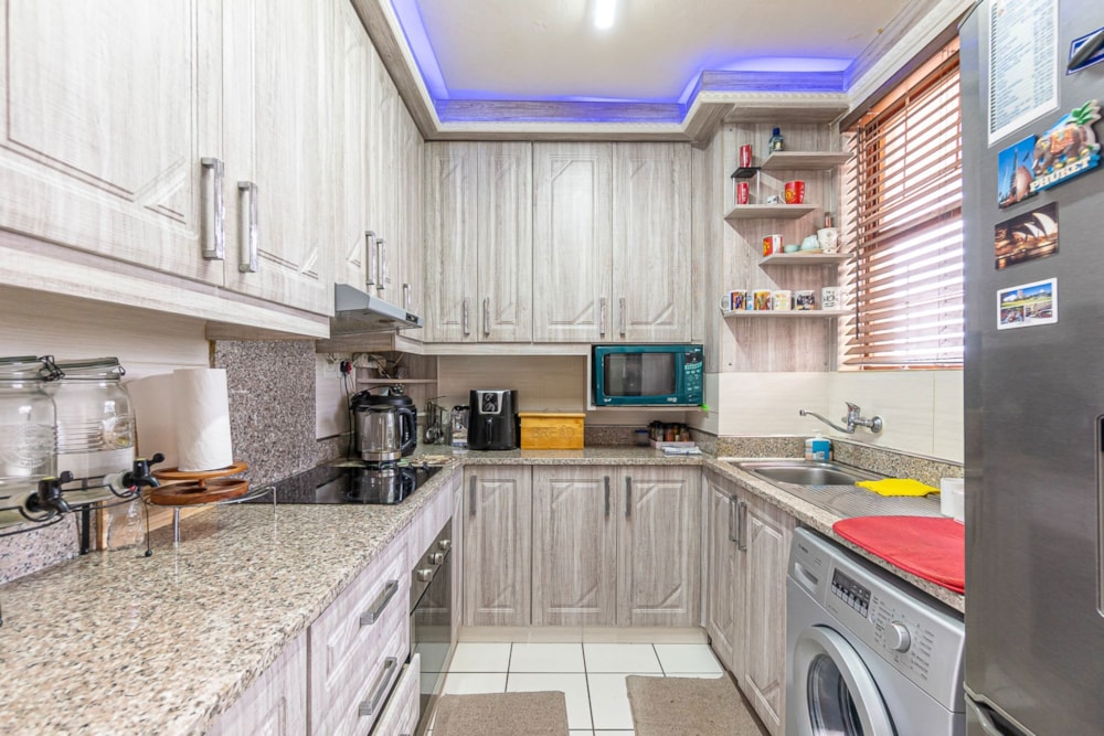 Apartment for sale in Illovo Beach - 1WB1717059 Apartment for sale in Illovo Beach - 1WB1717059