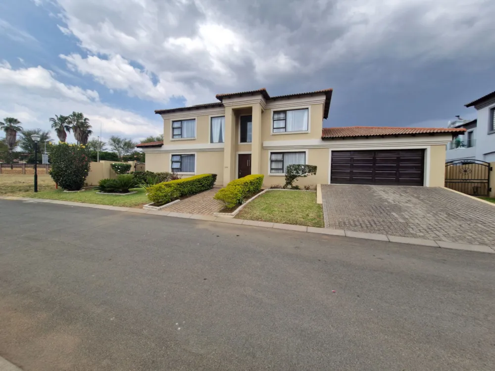 House let in Blue Valley Golf Estate - CNL1717463 House let in Blue Valley Golf Estate - CNL1717463