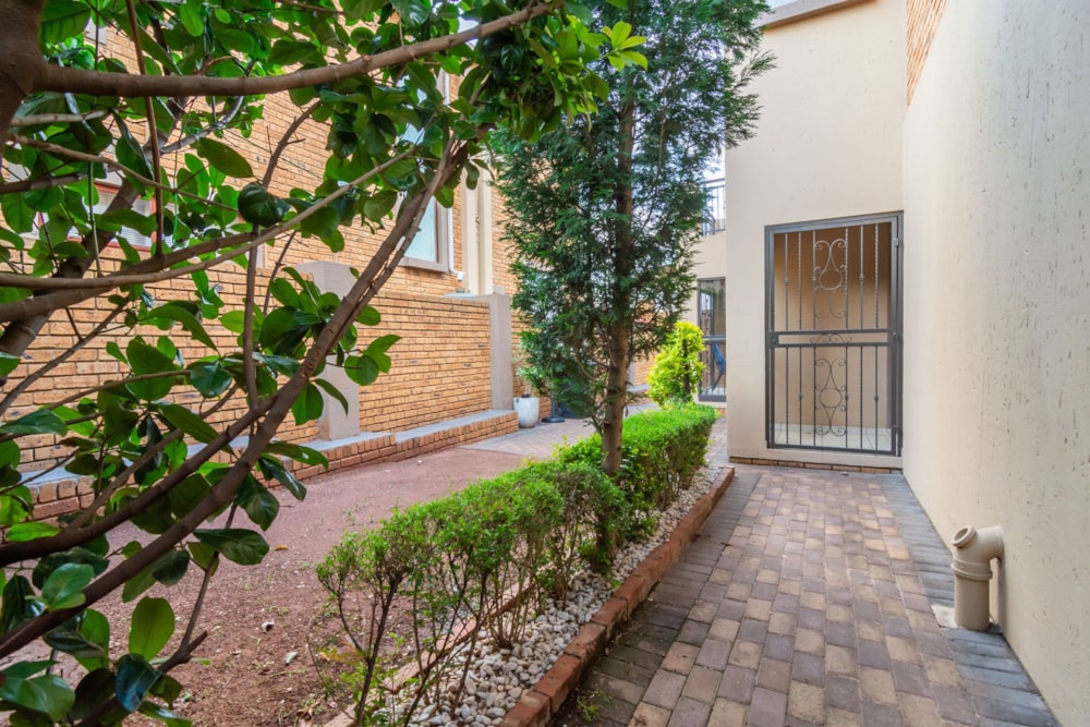 Security complex home for sale in Chancliff Ridge - 1KR1718513