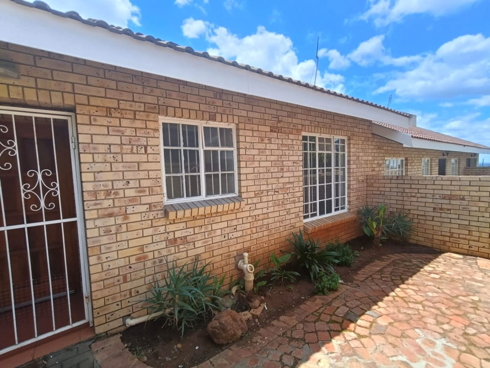 Townhouse to rent in Kiepersol, Bloemfontein - 1BX1720152