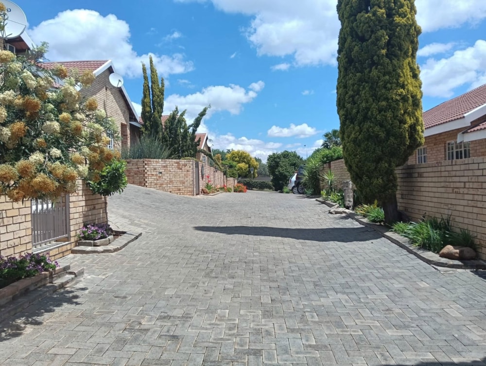 Townhouse to rent in Kiepersol, Bloemfontein - 1BX1720152