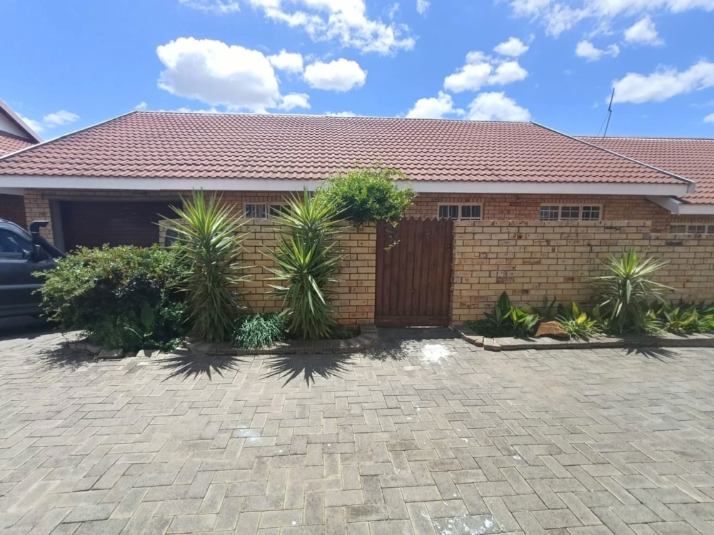 Townhouse to rent in Kiepersol, Bloemfontein - 1BX1720152
