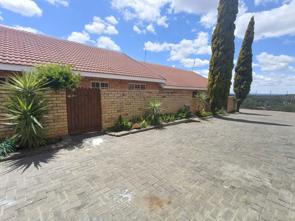 Townhouse to rent in Kiepersol, Bloemfontein - 1BX1720152