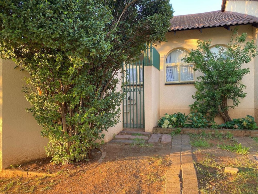 Townhouse to rent in Heuwelsig, Bloemfontein - 1BX1643838 Townhouse to rent in Heuwelsig, Bloemfontein - 1BX1643838