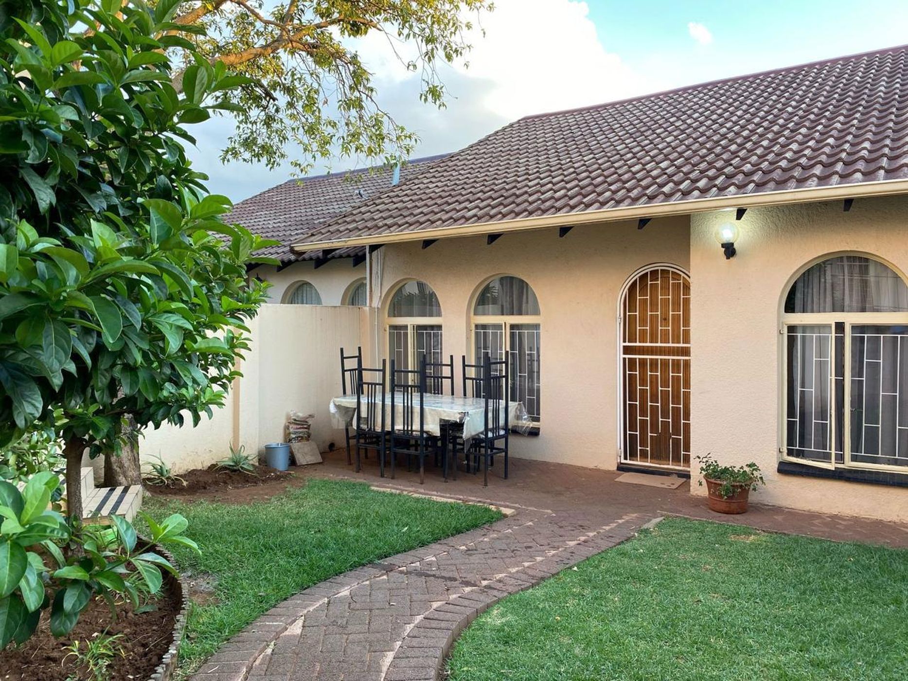 Townhouse to rent in Heuwelsig, Bloemfontein - 1BX1643838