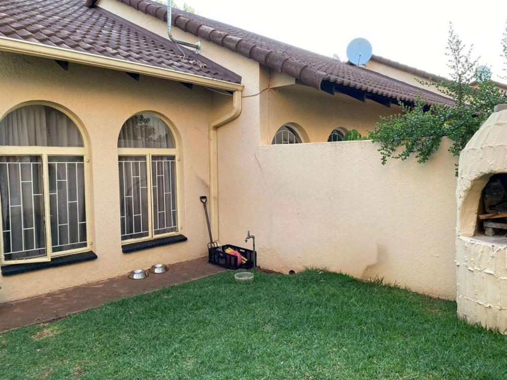 Townhouse to rent in Heuwelsig, Bloemfontein - 1BX1643838 Townhouse to rent in Heuwelsig, Bloemfontein - 1BX1643838