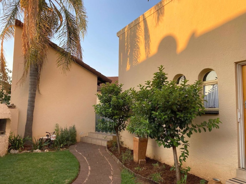 Townhouse to rent in Heuwelsig, Bloemfontein - 1BX1643838 Townhouse to rent in Heuwelsig, Bloemfontein - 1BX1643838