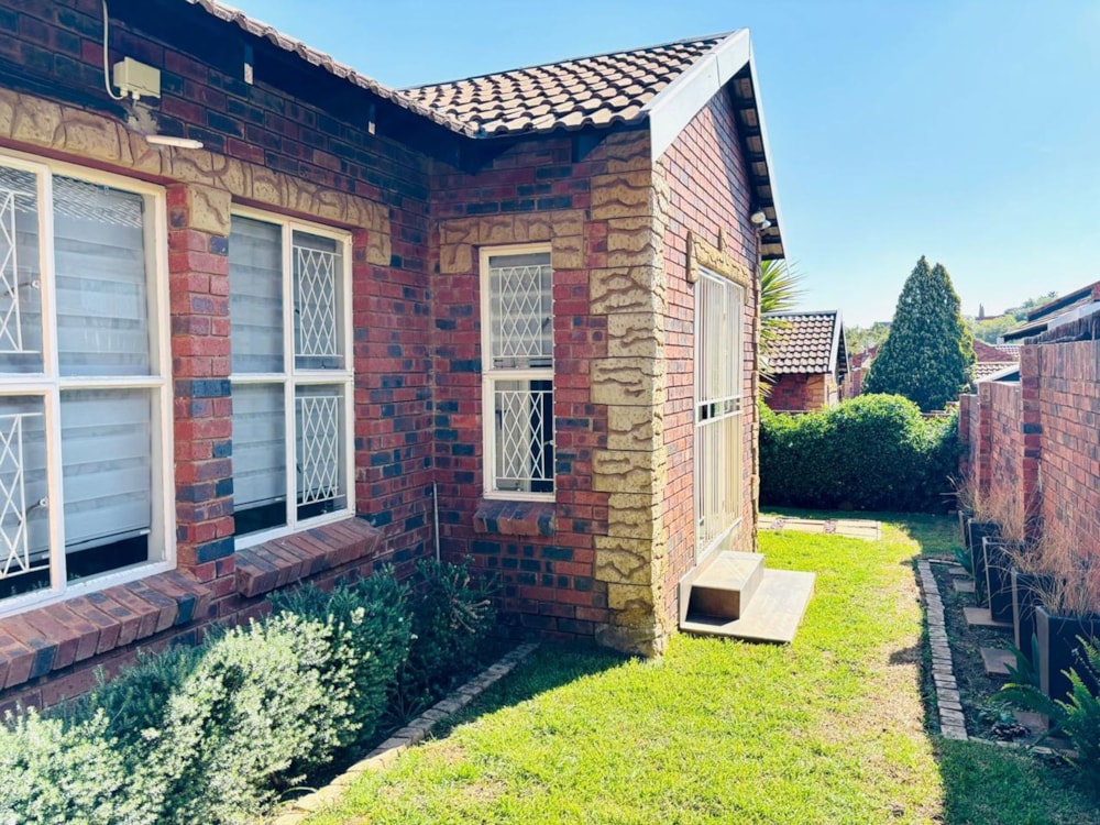 Townhouse for sale in Kiepersol, Bloemfontein - 1BX1717472 Townhouse for sale in Kiepersol, Bloemfontein - 1BX1717472