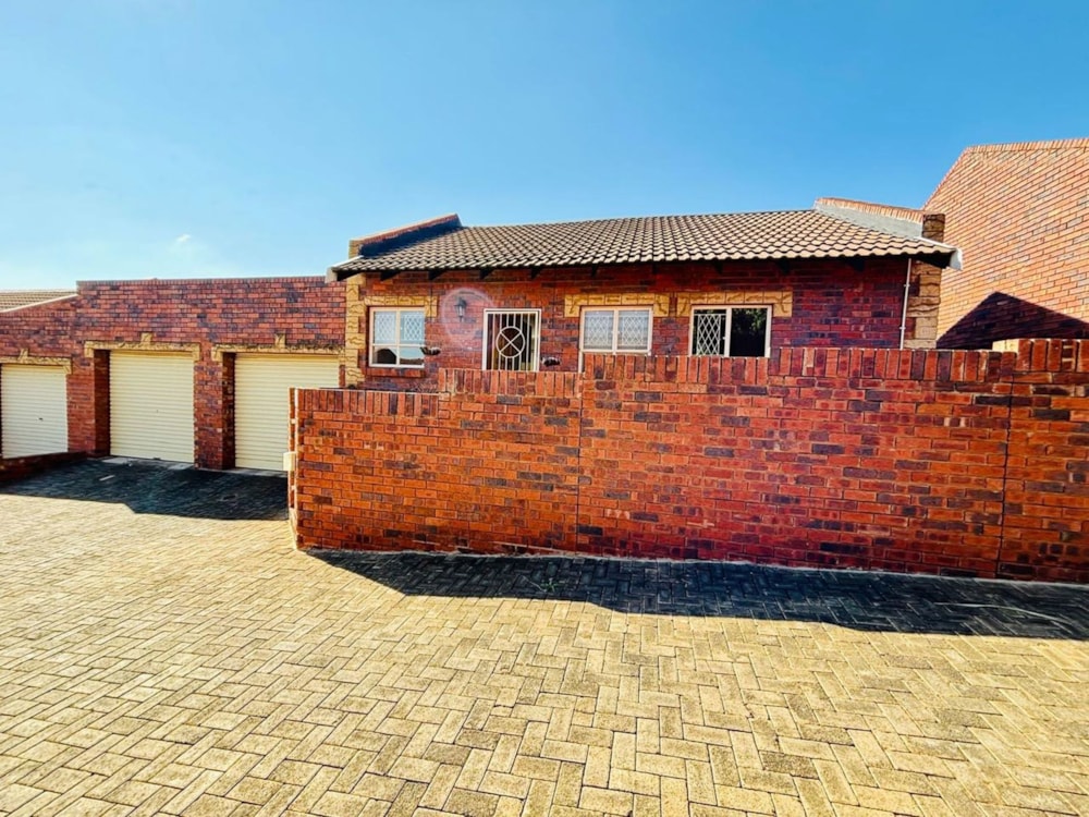 Townhouse for sale in Kiepersol, Bloemfontein - 1BX1717472 Townhouse for sale in Kiepersol, Bloemfontein - 1BX1717472