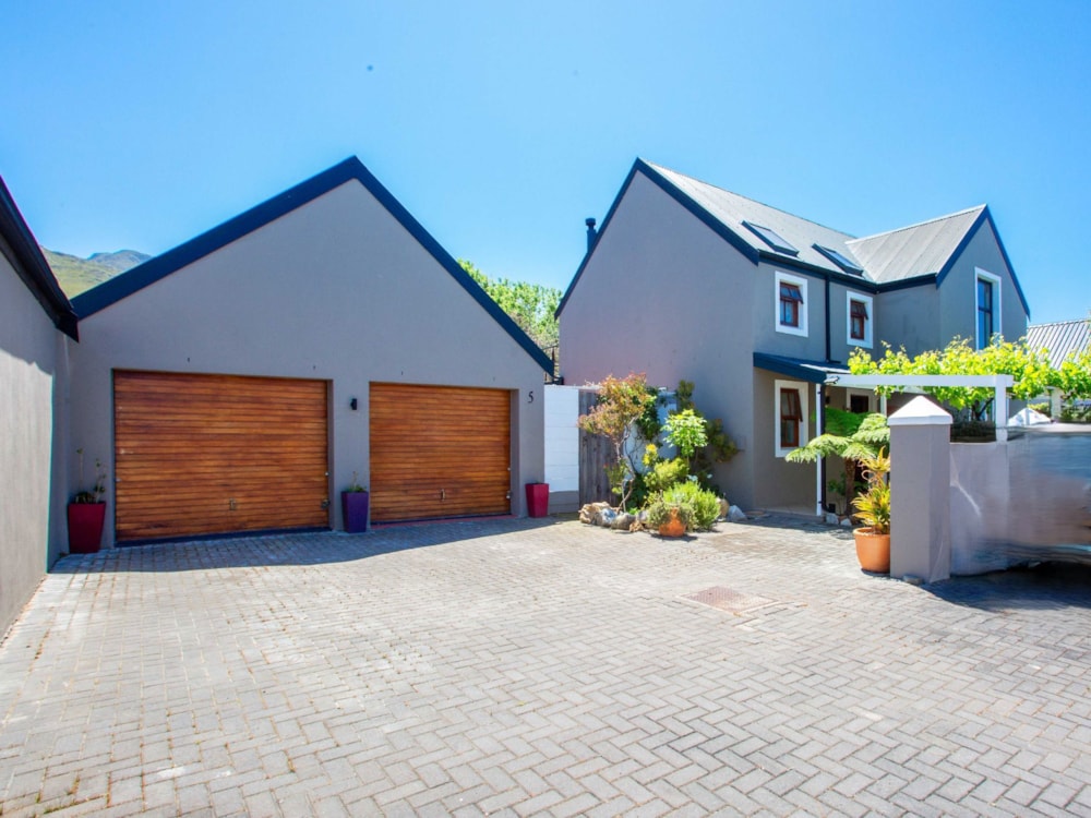 Security complex home for sale in Kleinmond - KN1719399 Security complex home for sale in Kleinmond - KN1719399