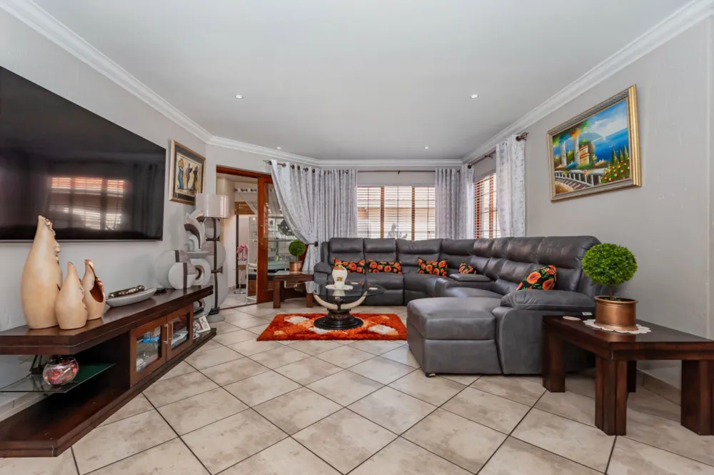 Cluster sold in New Redruth - 1GV1719368 Cluster sold in New Redruth - 1GV1719368