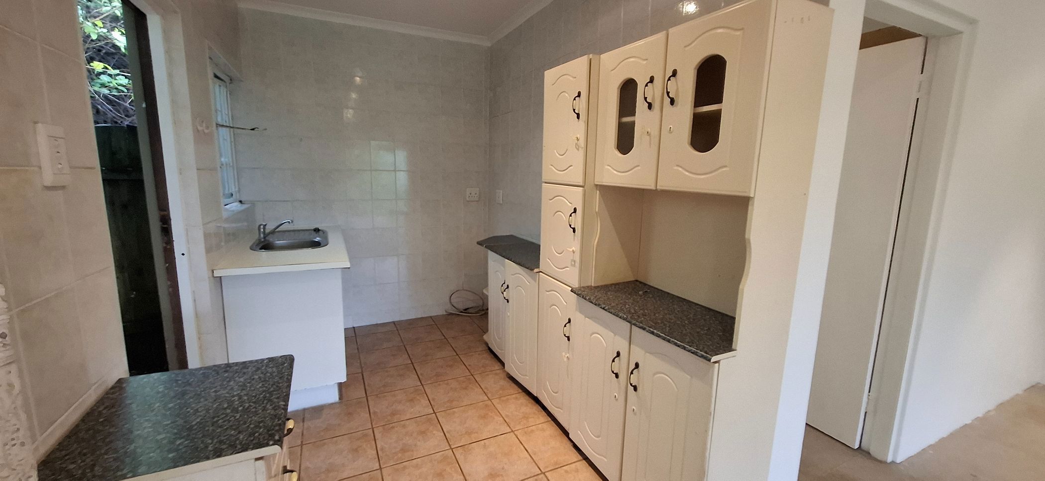 Garden cottage let in Waterfall, Upper Highway - 1KF1686723