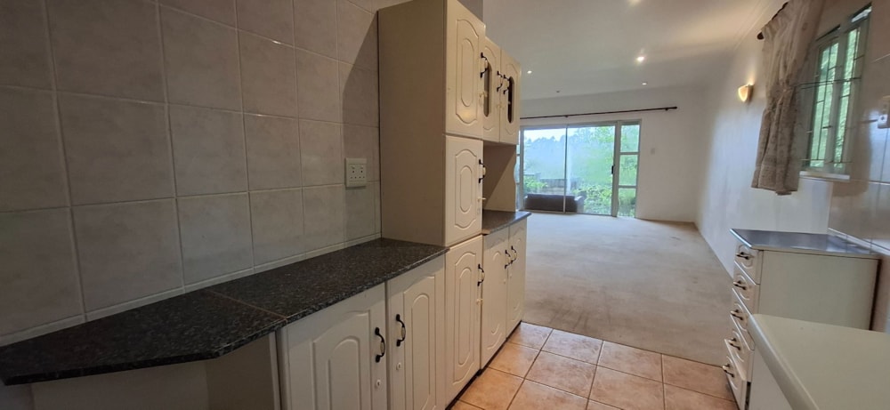 Garden cottage let in Waterfall, Upper Highway - 1KF1686723