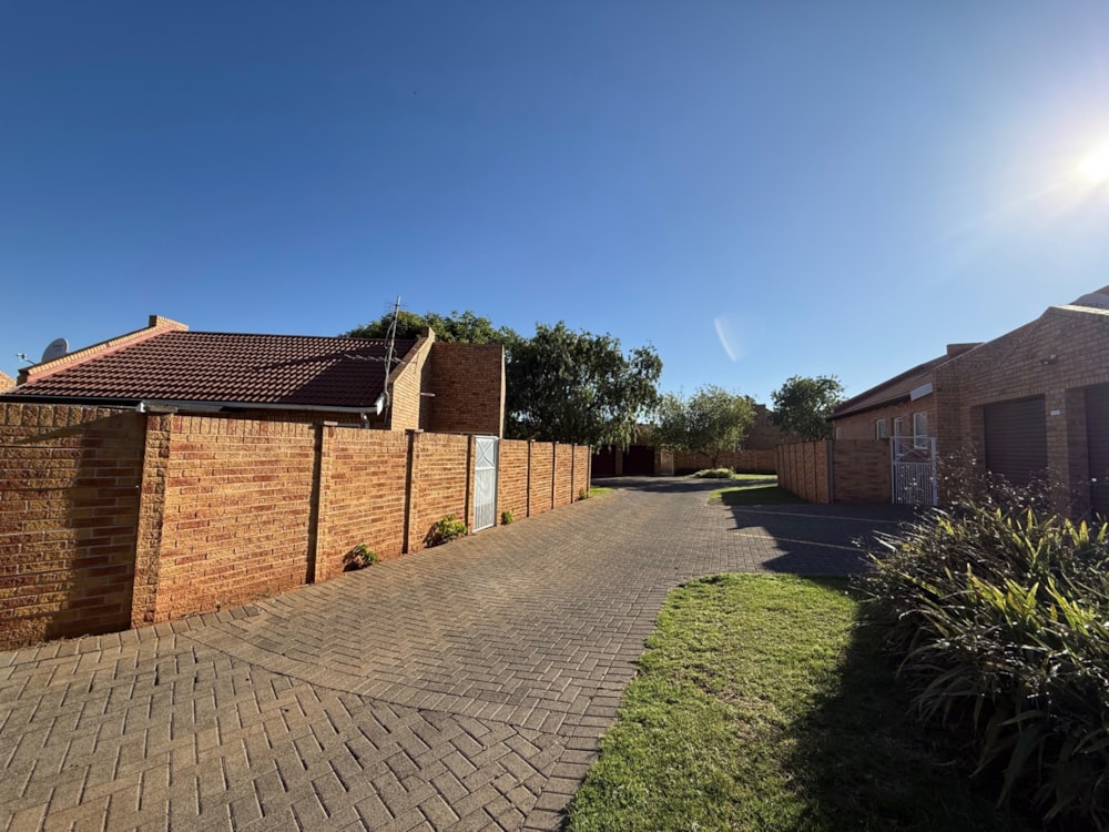 Townhouse for sale in Langenhovenpark - 1BX1717703 Townhouse for sale in Langenhovenpark - 1BX1717703